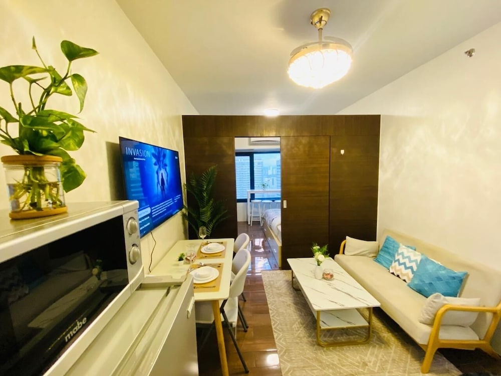 City Condo, 1 Queen Bed, Kitchen, City View