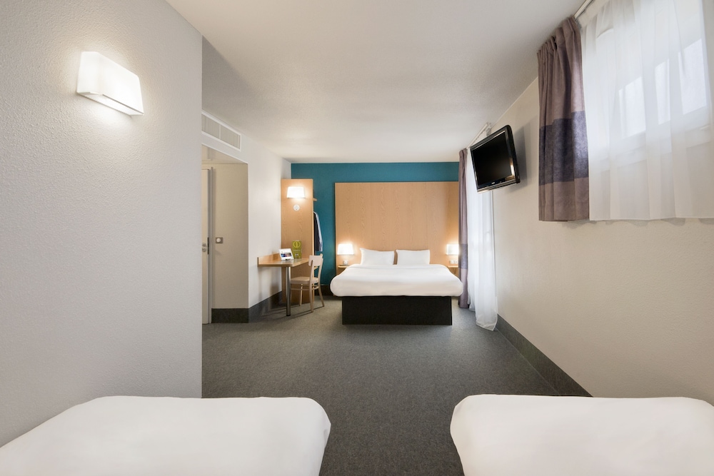 Standard Quadruple Room, Multiple Beds, Non Smoking photo 2