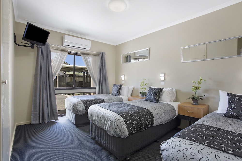 Suite, Multiple Beds, Non Smoking photo 2
