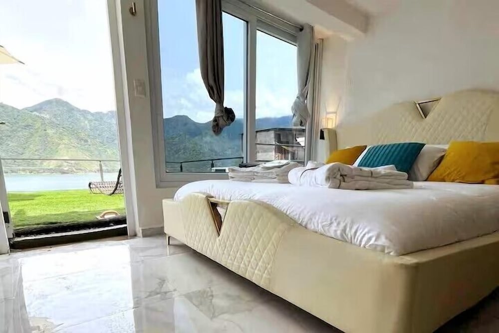 Studio Suite, 1 Queen Bed, Terrace, Lake View