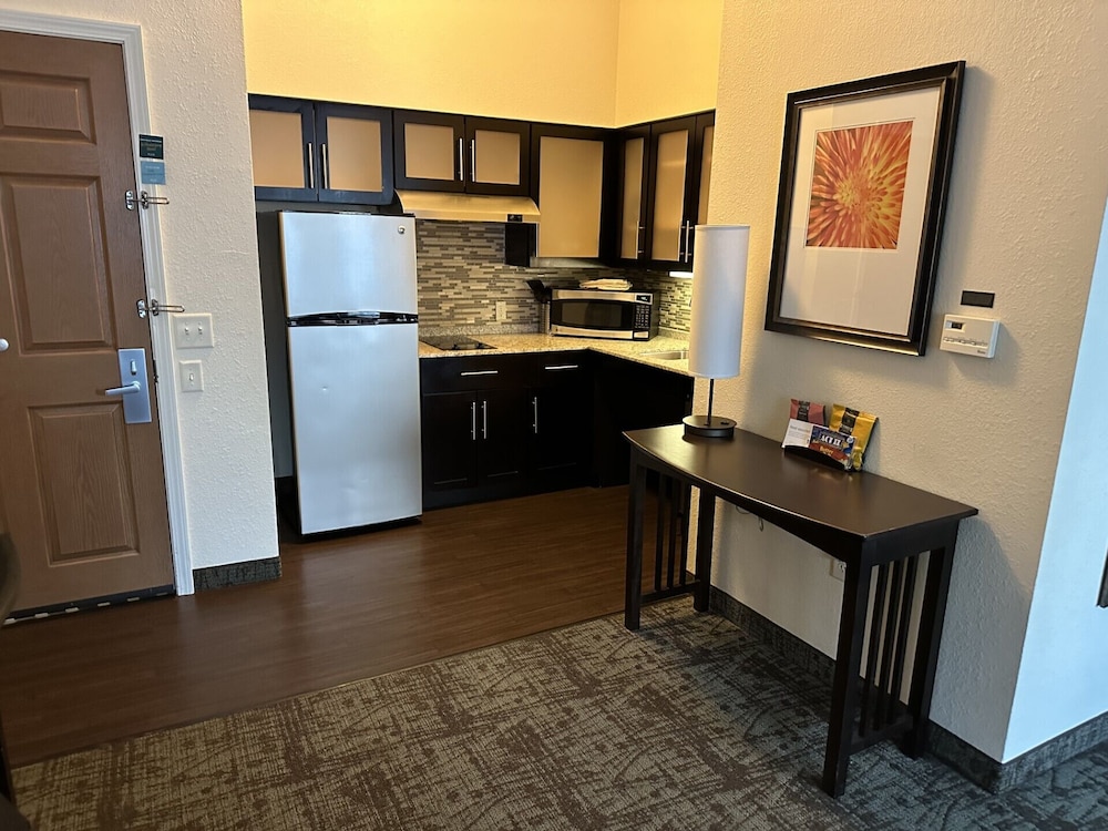 Suite, 1 Bedroom, Roll-in Shower, Kitchen (Communications Accessible)