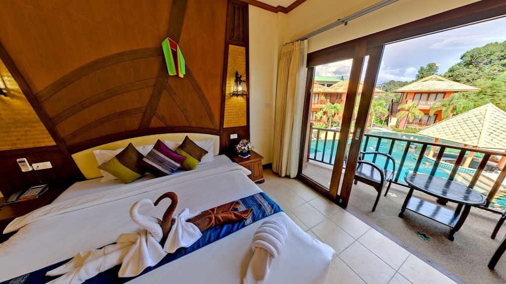 Deluxe Room, Balcony, Pool View photo 3