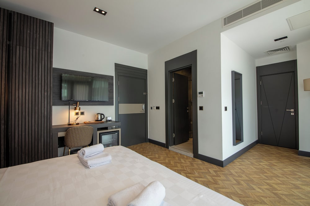 Superior Room with Balcony - Photo 8