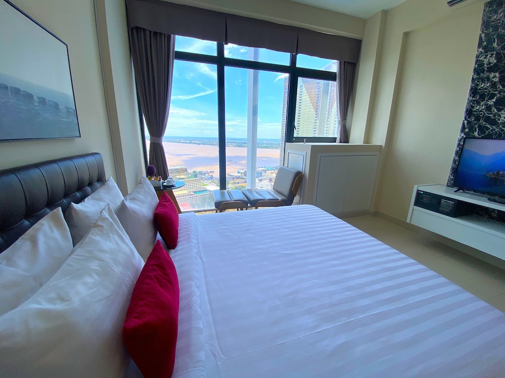 Superior Studio Suite, 1 King Bed, City View. photo 1