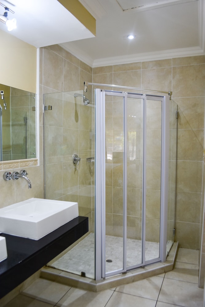 Deluxe Room, 1 King Bed, Garden View photo 3