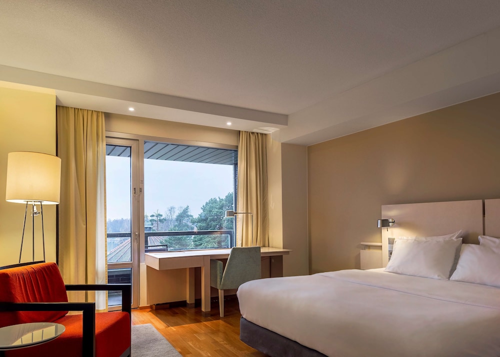 Room, 1 King Bed, Balcony, Partial Sea View (Plus) photo 2