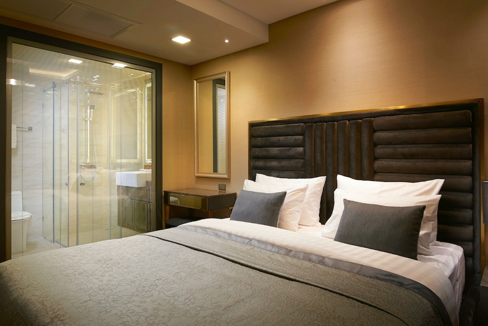 Suite, City View - Photo 3