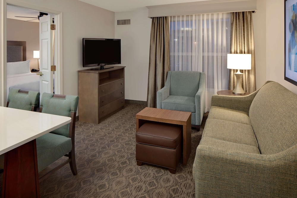 Premium Suite, 1 King Bed, Accessible - Photo 1