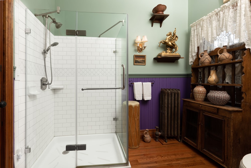 Deluxe Room, 1 Queen Bed, Private Bathroom, Tower photo 3