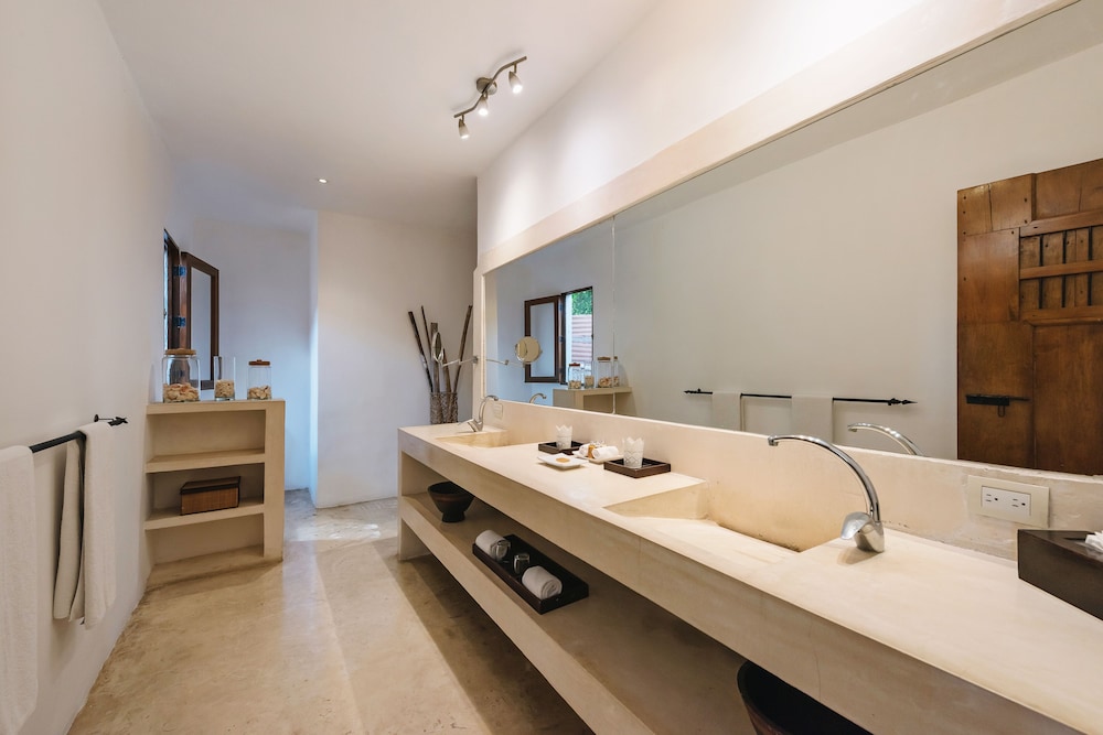 Suite, 1 King Bed - Photo 2