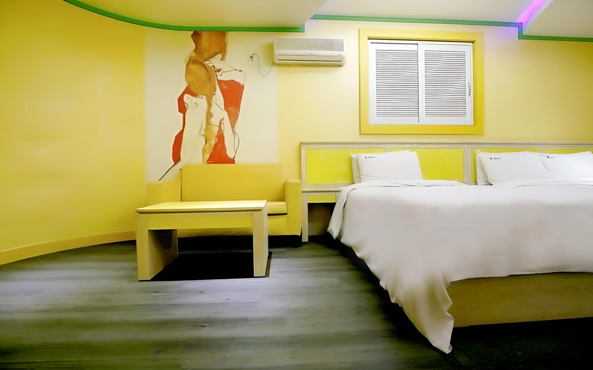 Room (Twin Private Room with 2 Bathtub + (D) - Photo 4