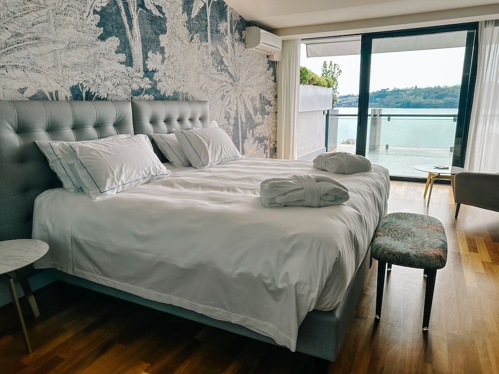 Panoramic Suite, Balcony, Lake View photo 3