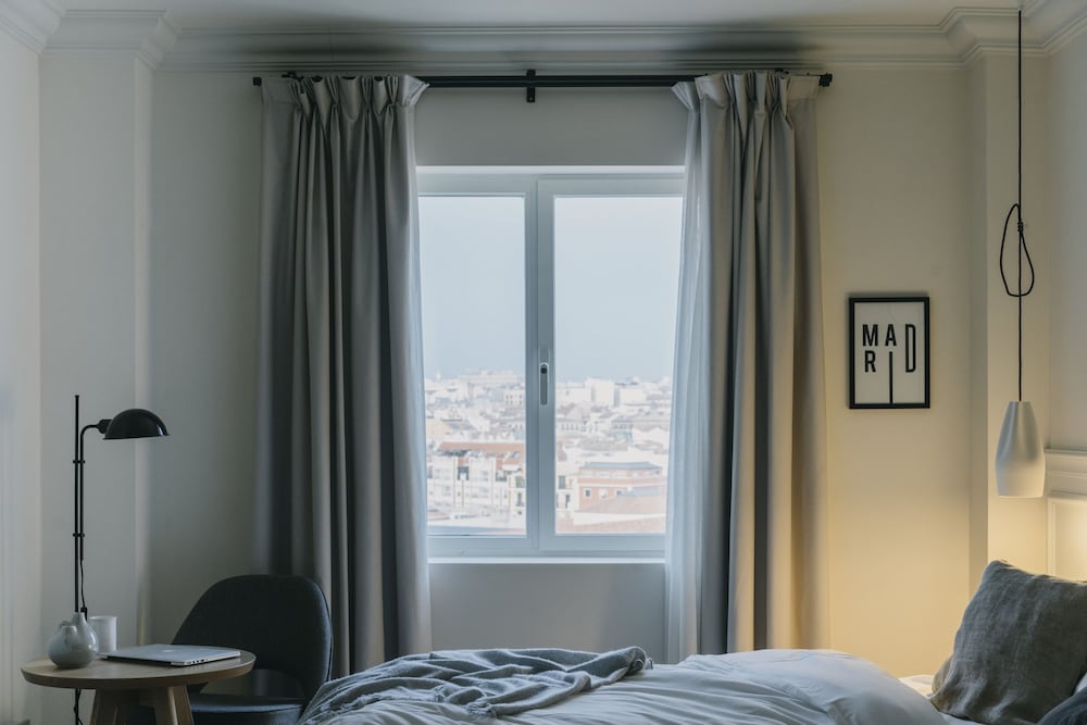 Deluxe Room, Non Smoking, City View thumbnail 6
