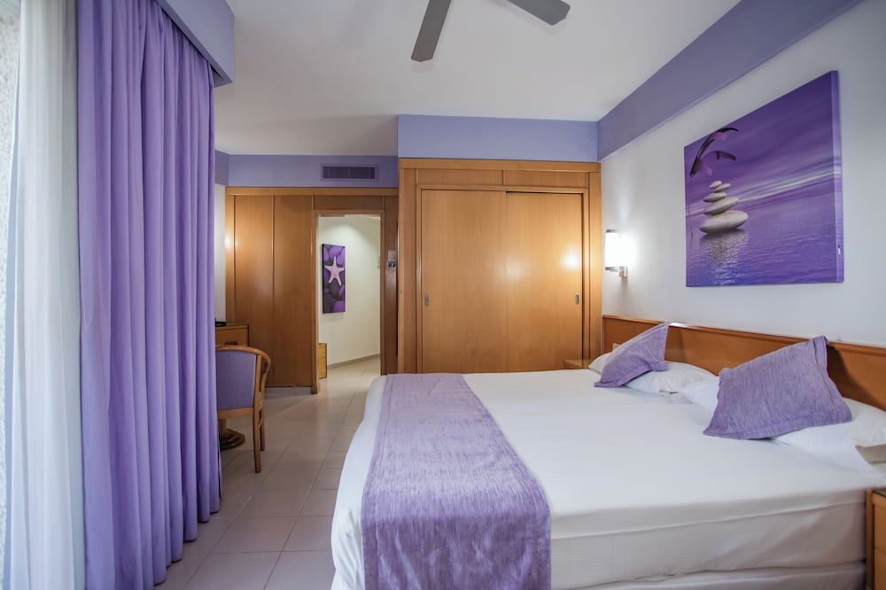 Classic Triple Room, Balcony (2 Adults)
