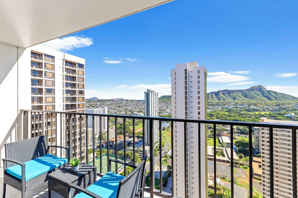 Premium Remodeled Condo with Ocean View and Parking: Premium Suite, 1 Bedroom, Balcony, Ocean View (0125) photo