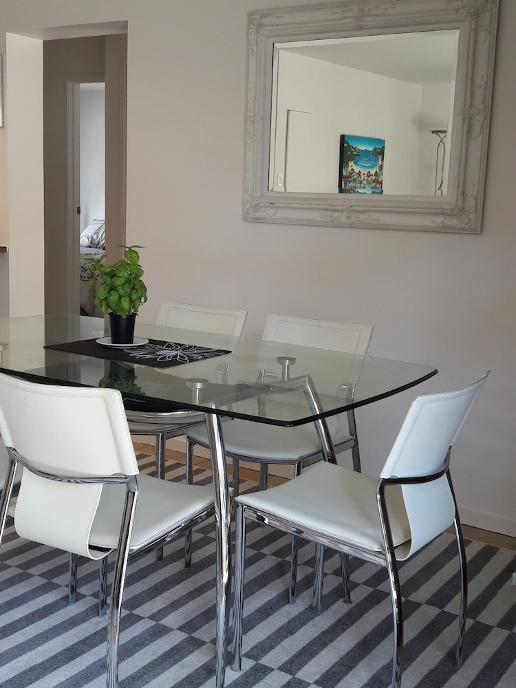 Three Bedroom Apartment with Courtyard photo 3