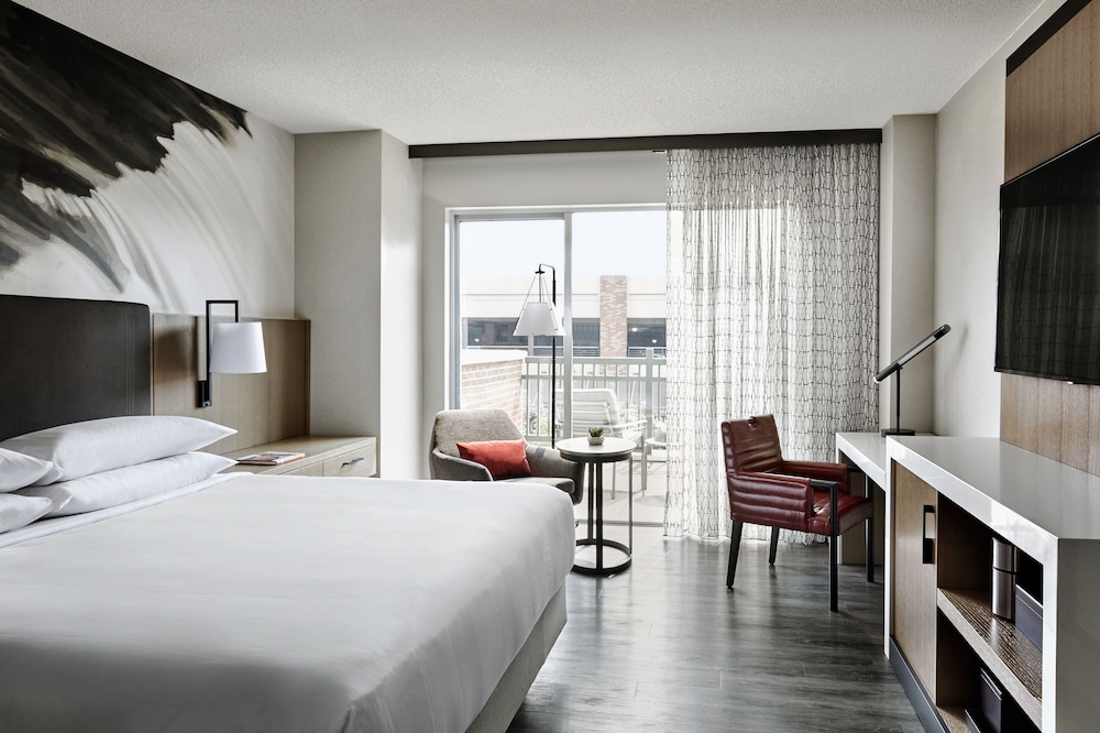 Club Room, 1 King Bed (Hearing Accessible) - Photo 4
