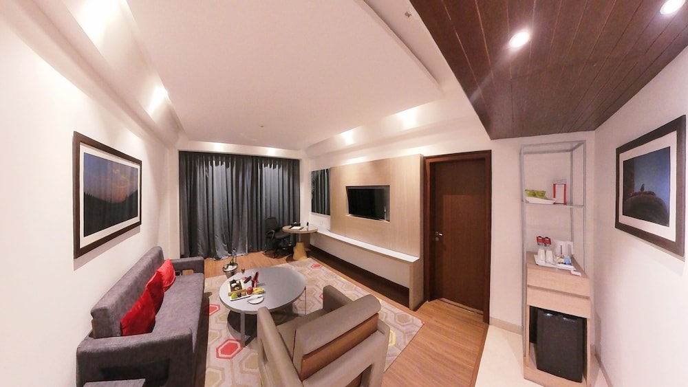 Suite, 1 Queen Bed, Non Smoking (One-Bedroom) - Photo 4