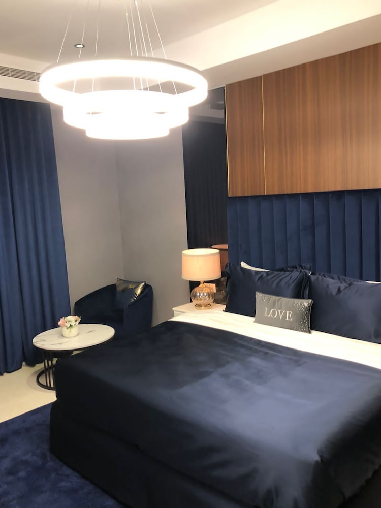 Suite, 1 Queen Bed with Sofa bed photo 3