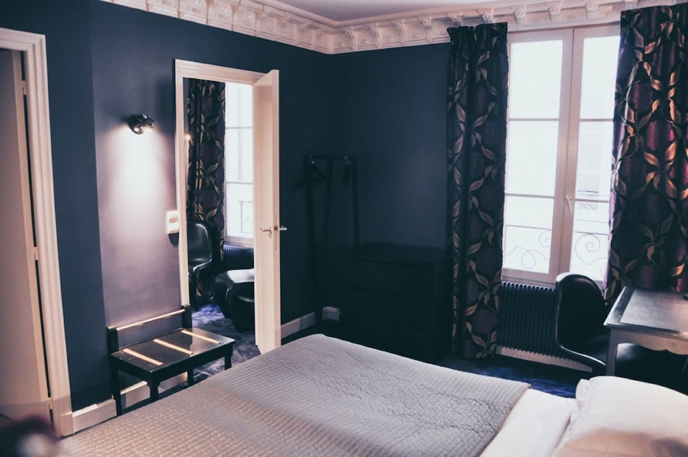 Junior Suite (with 1 Double Bed and 1 single)