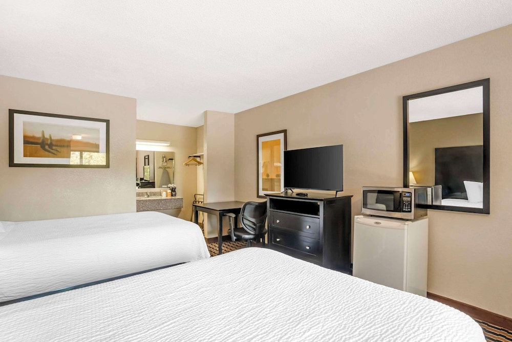 Standard Room, 2 Double Beds, Non Smoking photo 2