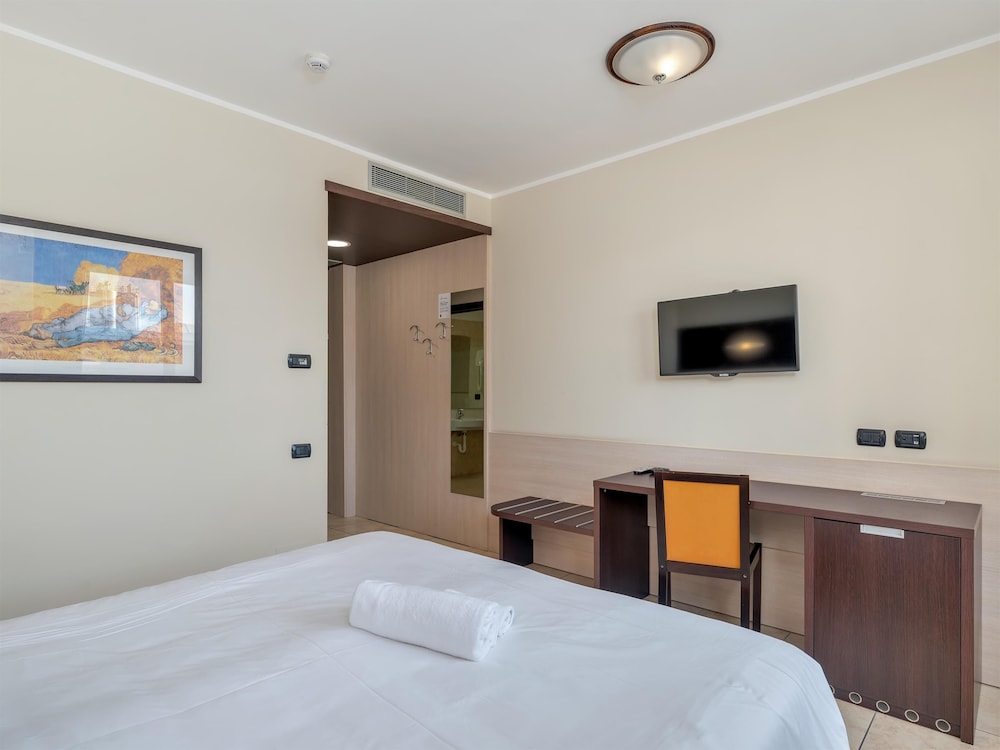 Standard Double Room, Non Smoking - Photo 2