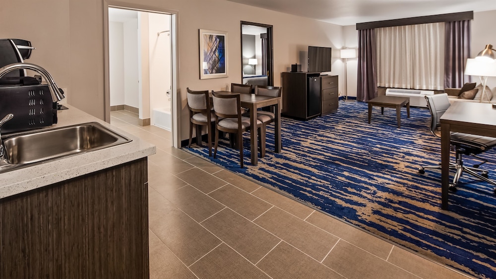 Suite, 1 King Bed, Non Smoking, Kitchenette (Dining Table;Living Room) photo 1