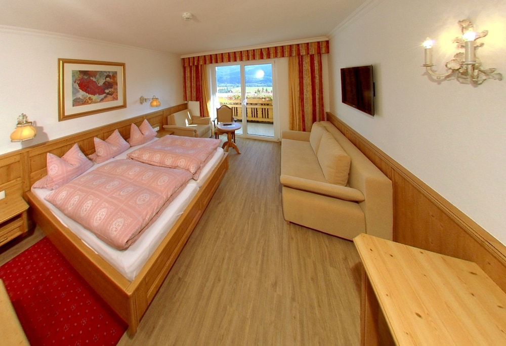Deluxe Double Room Single Use, 1 Queen Bed, Valley View photo 2