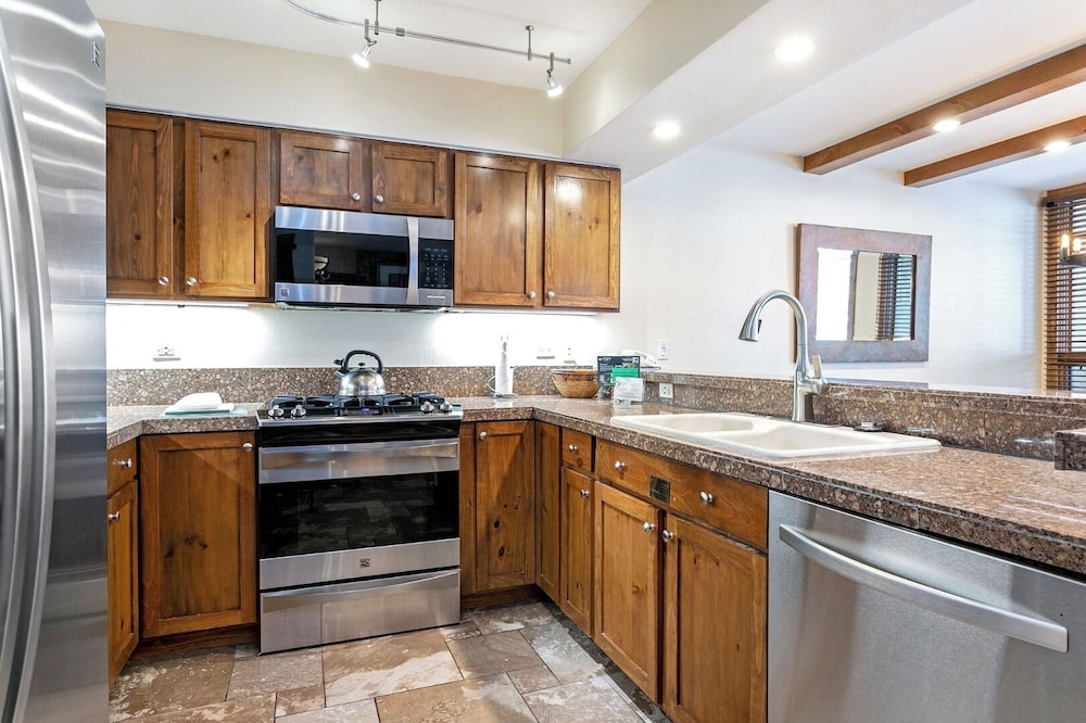 Condo, 2 Bedrooms 2 Bathrooms (Platinum 1000 Square Foot Condominium) - Photo 1