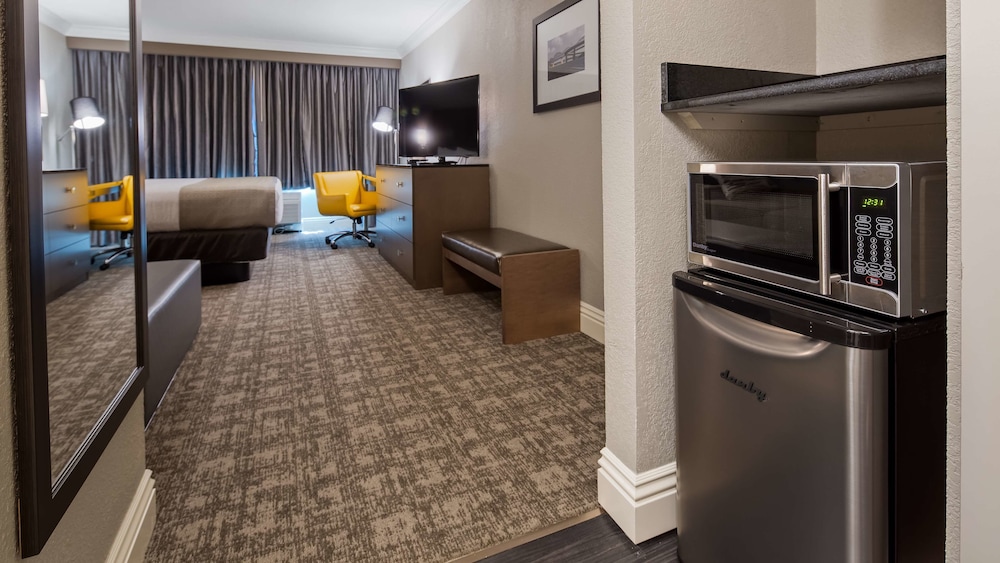 Suite, 1 King Bed, Non Smoking, Refrigerator & Microwave (Larger Room)