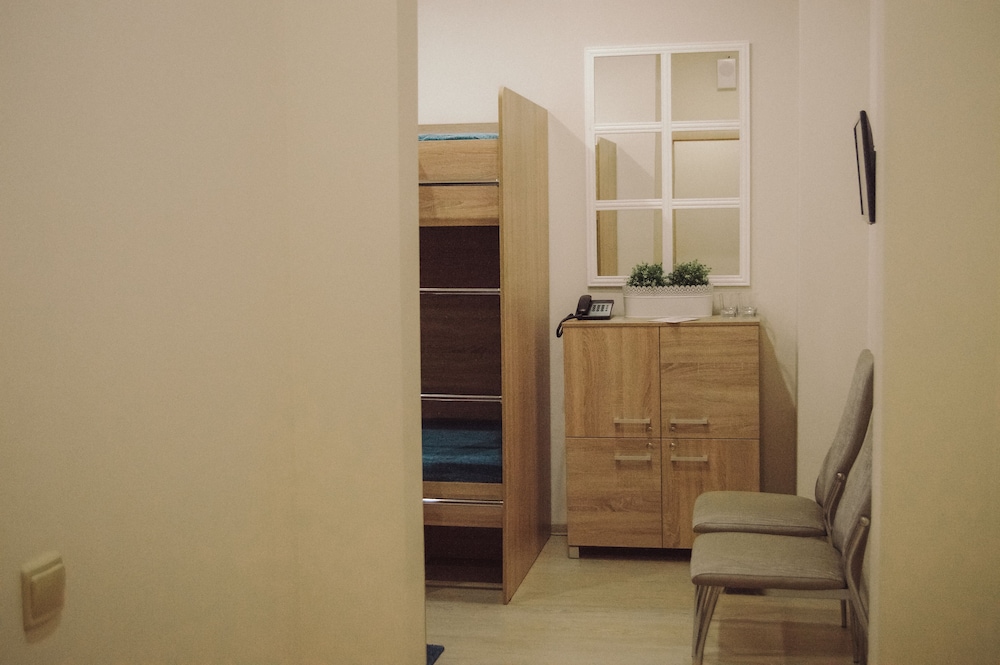 One Bed In 4 Bed Mixed Dorm, Ensuite photo 3