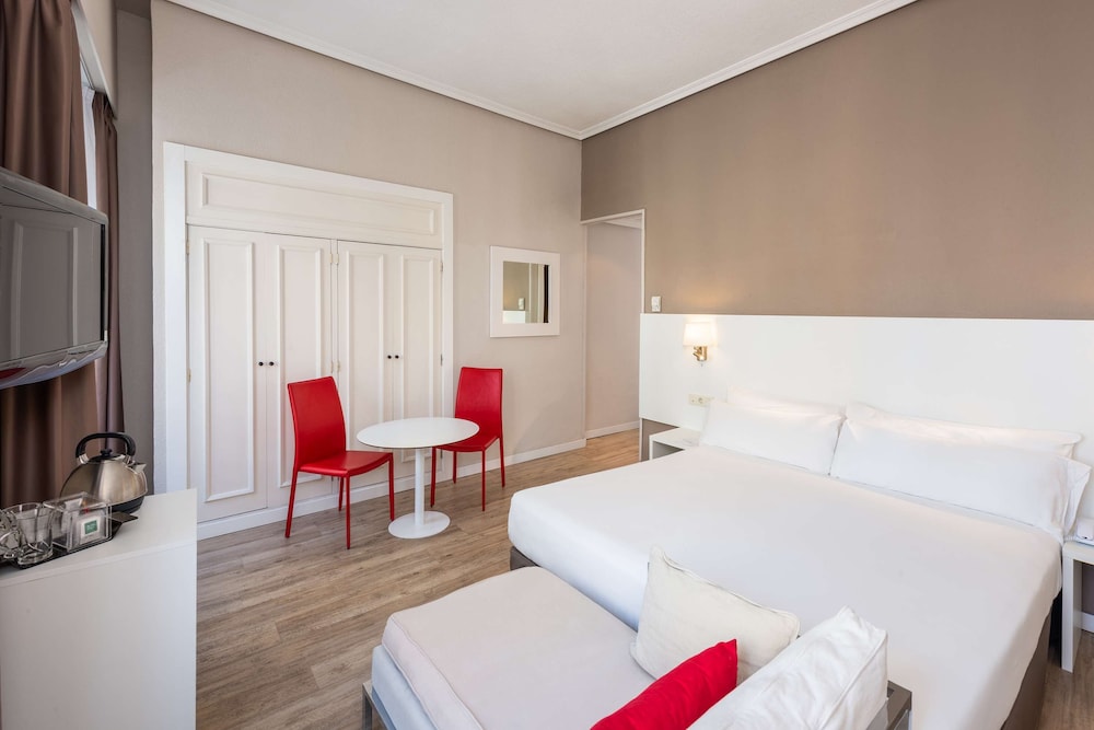 Room (Superior Gran Via View Queen Bed 2+1) photo 3