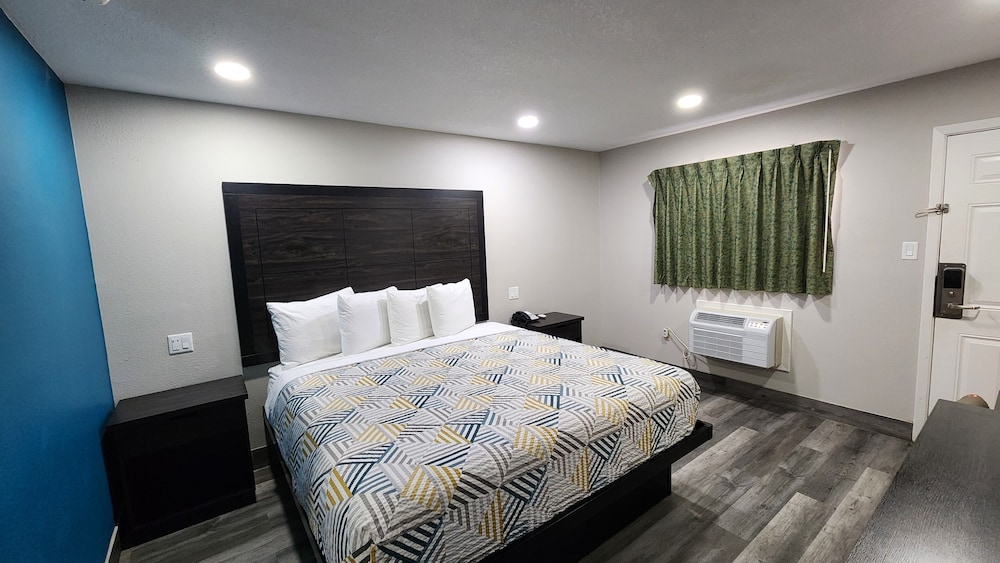 Room, 1 King Bed, Non Smoking, Kitchenette - Photo 7