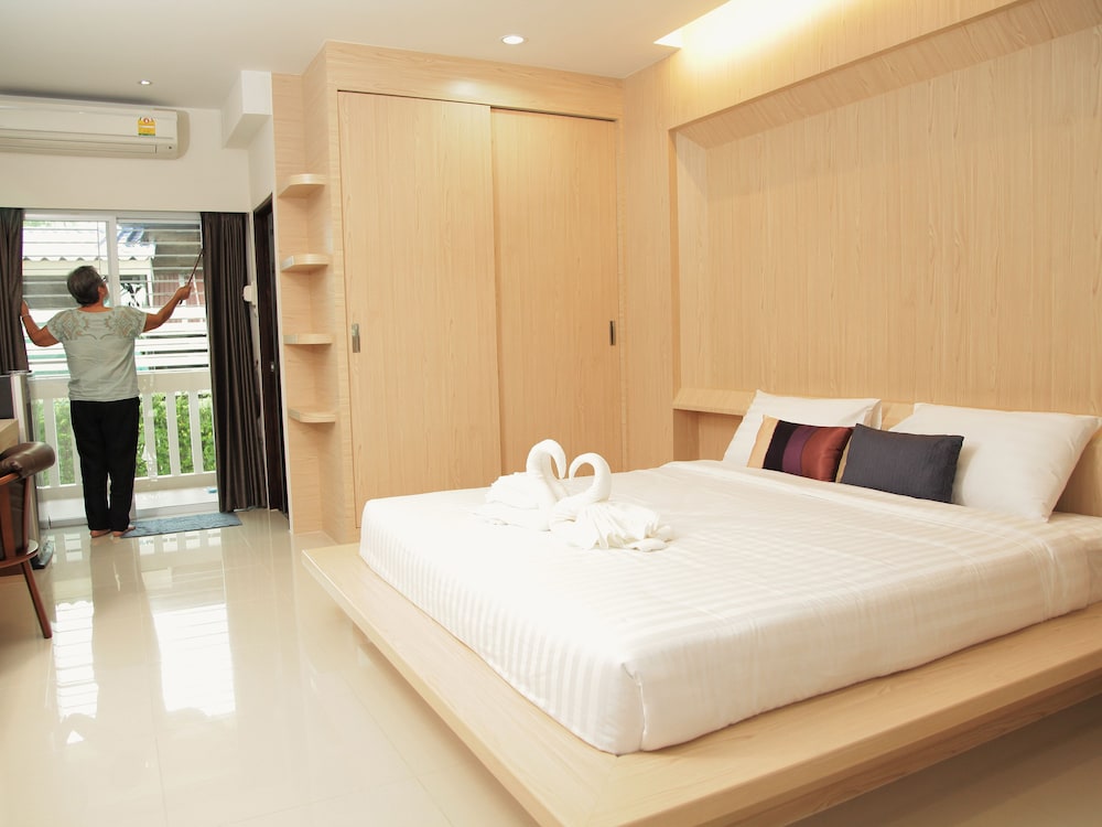 Deluxe Suite, 1 King Bed, Non Smoking, Garden View