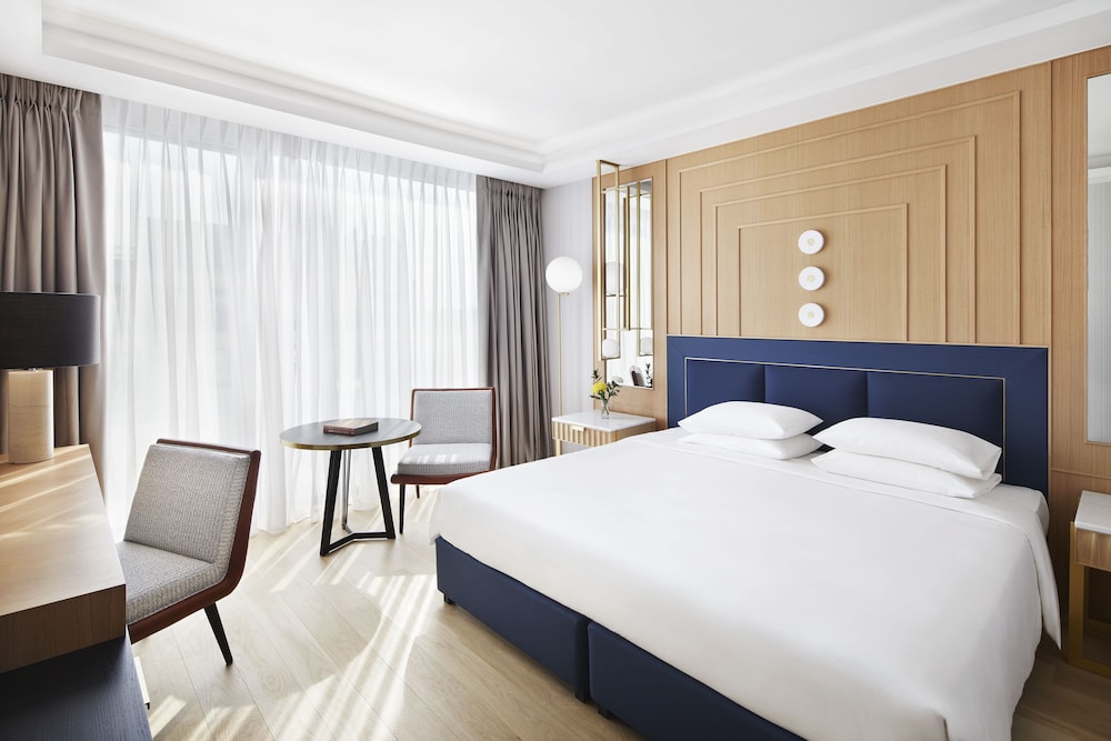 1 King Bed Acropolis View with Grand Club Deluxe