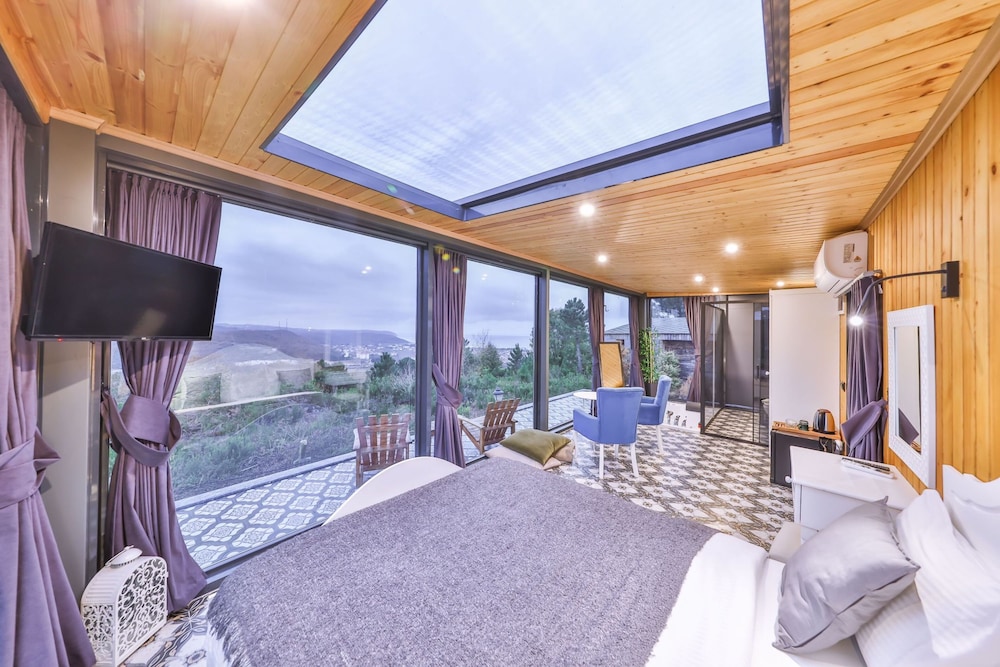 Mirror House with Jacuzzi photo 2