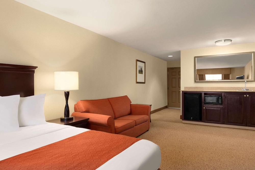 Suite, Multiple Beds, Non Smoking - Photo 2