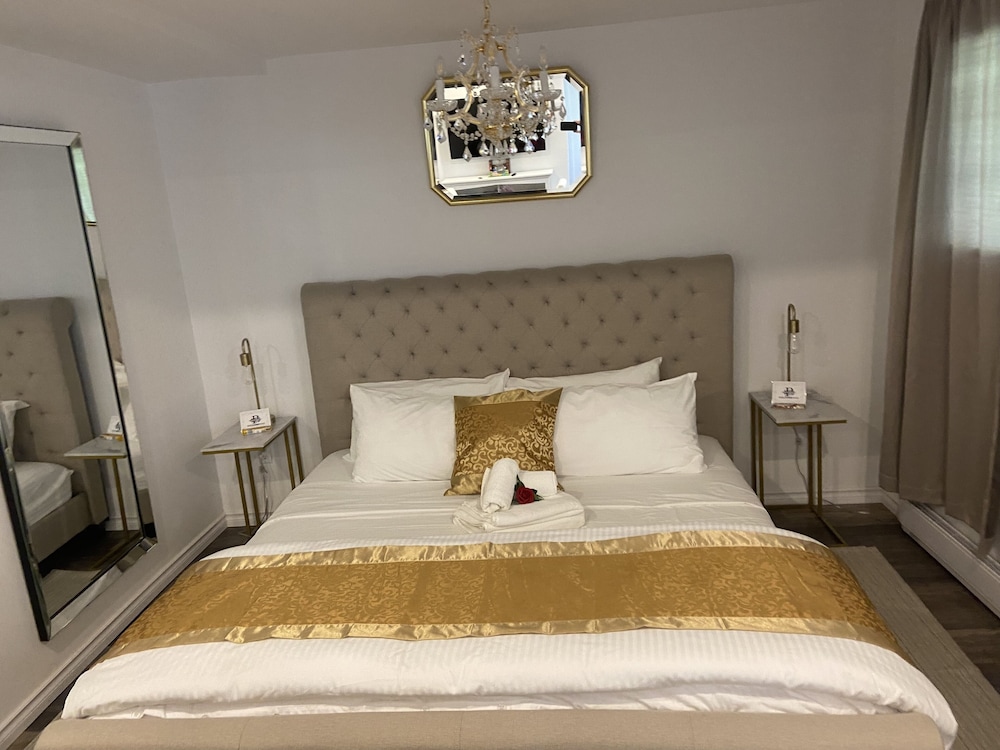 Romantic Golden Spa Suite photo 2