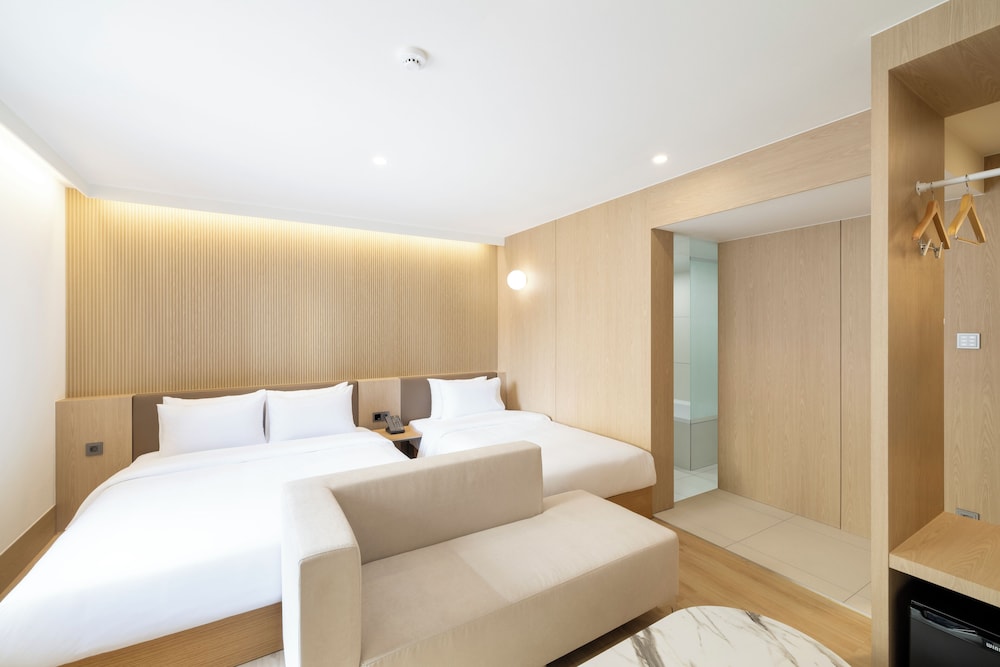 Deluxe Twin Room, Multiple Beds, Hot Tub photo 2