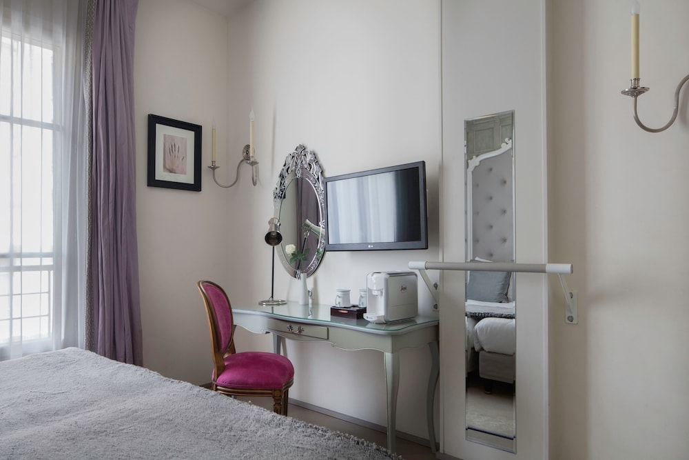 Superior Twin room - Complimentary soft minibar, Chromecast - Snacks, digital press, fitness access photo 1