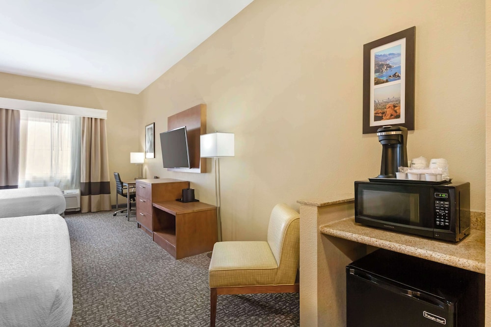 Standard Room, Multiple Beds, Non Smoking, Refrigerator & Microwave