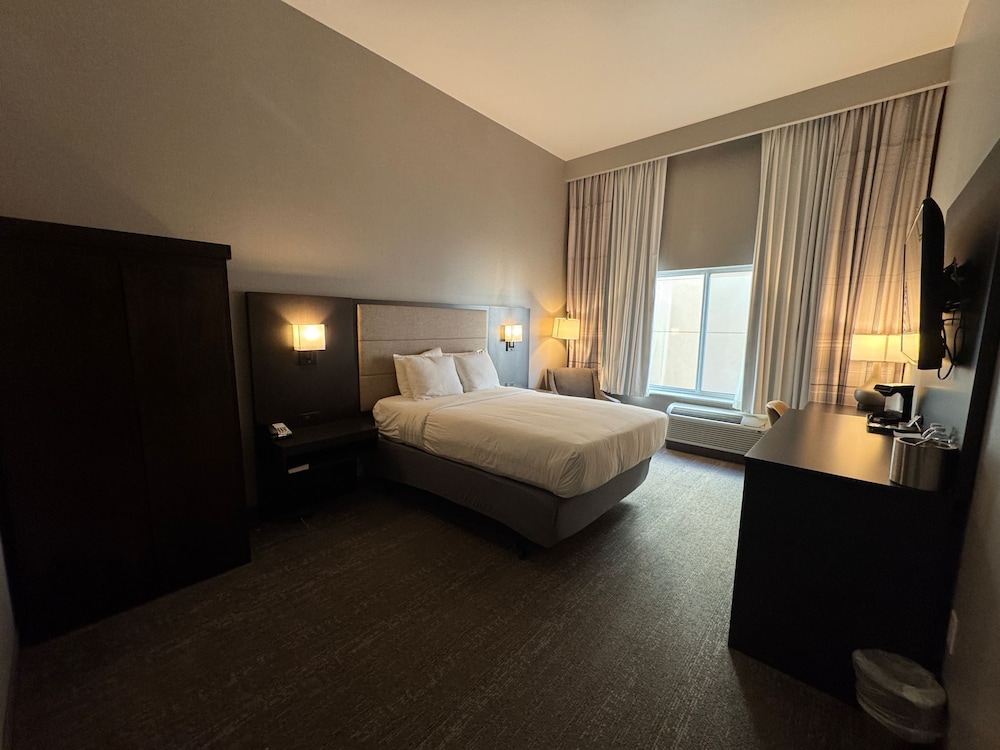Standard Room, 1 Queen Bed, Bathtub Grab Bars, Non Smoking