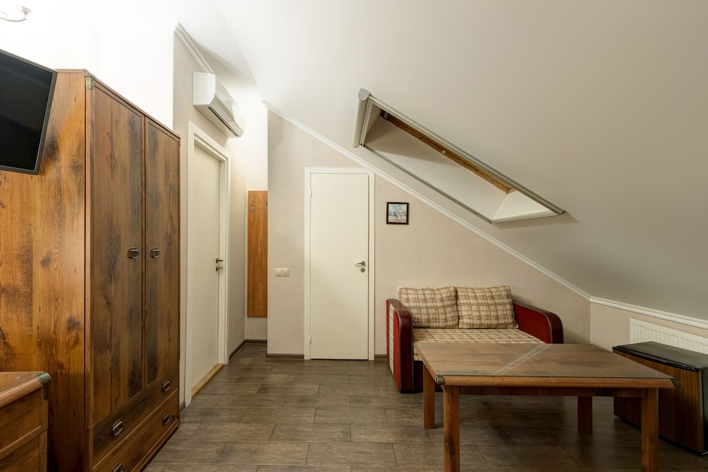 Triple Room, 1 Queen Bed With Sofa Bed, Non Smoking photo 2