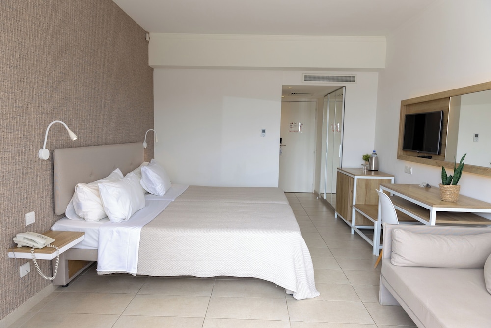 Standard Twin/Double Front Sea View room - Photo 4