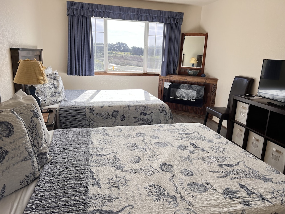 Room, 2 Double Beds, Partial Ocean View photo 3