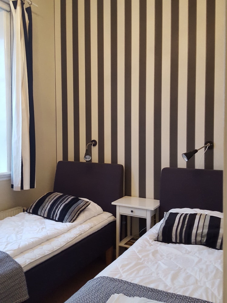 Twin Room, Private Bathroom (bed linen and towel included ) photo 2