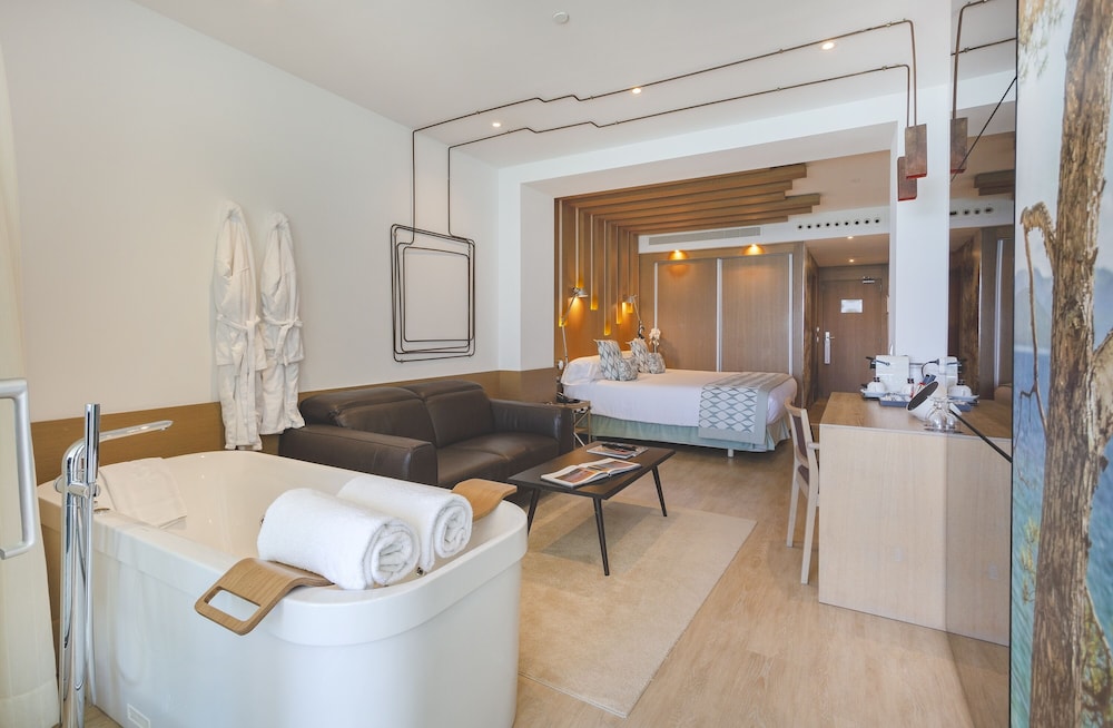 Junior Suite, Sea View (high floor)