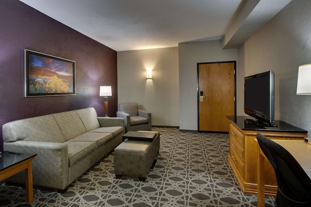 Suite, 1 King Bed with Sofa bed, Refrigerator & Microwave (Upper Floor, 2 Rooms, Sofabed)