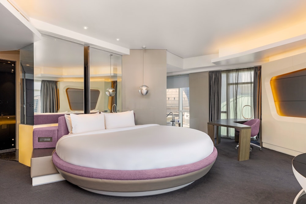 Deluxe Suite (Round Bed)