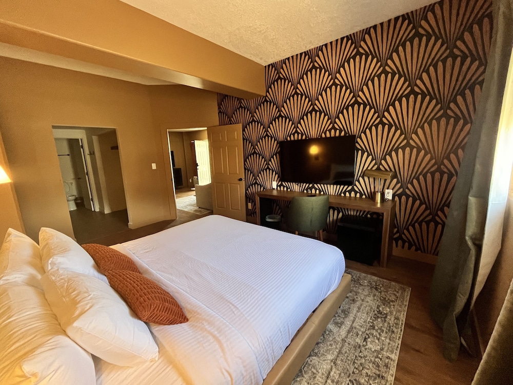 Deluxe Suite, 1 King Bed with Sofa bed photo 1
